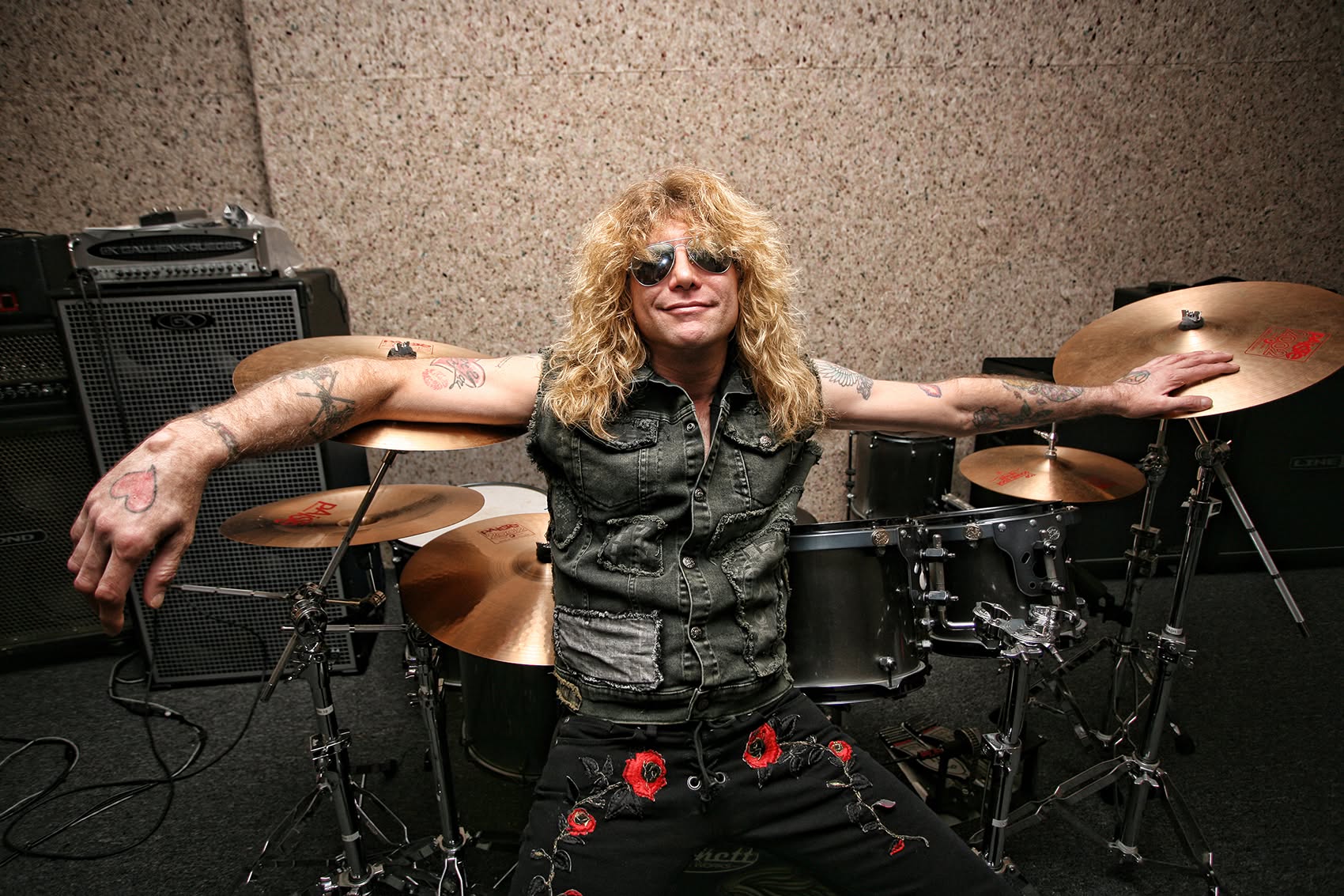Steven Adler on stage